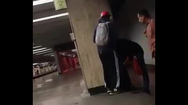 Fiz Pegacao Na Plataforma Do Metr&ocirc; Em P&uacute;blico thumbnail