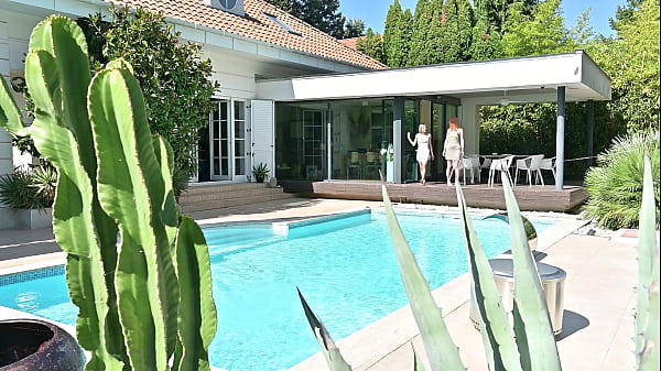 Nonton Rampant Robbery Part 1: Bi Besties Leya Desantis And Veronica Leal Share A Glass Dildo In The Hot Tub Gp3341 thumbnail