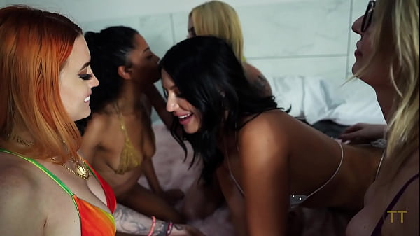 Nonton Teddy Tarantino Gets 5 Girl Blow Bang thumbnail