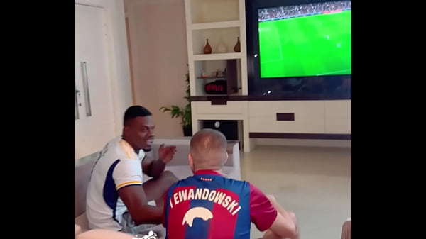 Play MP4 - Corno perdeu a aposta e teve que ficar vendo a esposinha gostosa sendo fodida sem camisinha por seu melhor amigo