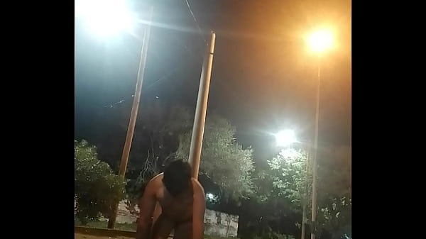 Play MP4 - Caminando como perra en celo en plaza publica