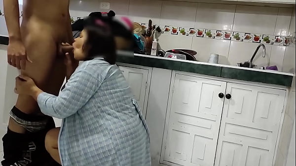 Play MP4 - el chico del delivery si que tiene suerte la se&ntilde;ora no tiene como pagarle lo que le trajo y termina pagandole con su cuerpo ya quisieran tener todos la misma suerte