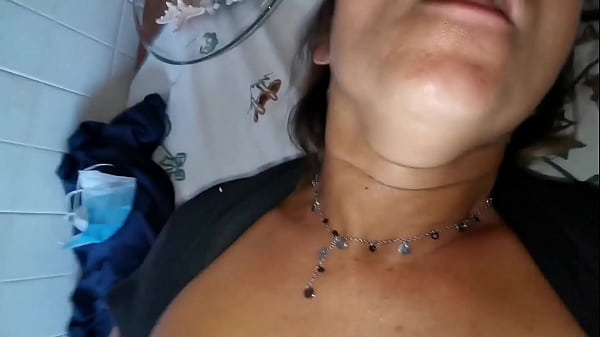 Torno a casa da_lavoro mia moglie mi accoglie con_un pompino