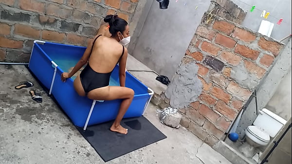 Seorang wanita India_atletis_dan seorang wanita Latin_bertubuh gemuk_menikmati liburan di tepi kolam_renang sementara_matahari menghangatkan_tubuh sensual mereka