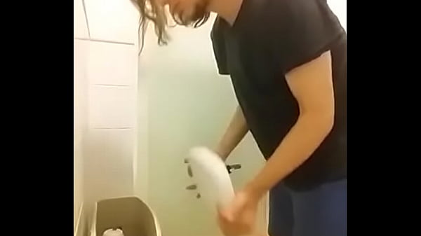 mijando na privada quebrada enquanto minha gata me olha e olha meu xixi 