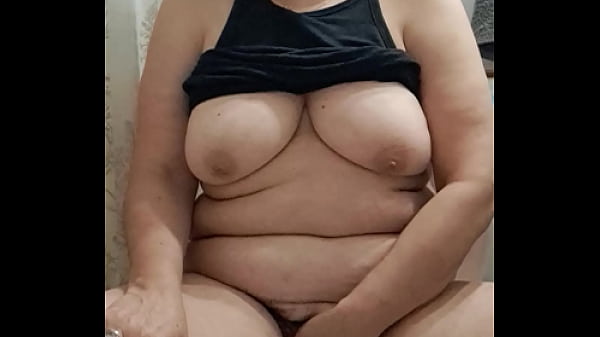 Milf Urinating And Masturbating Rich thumbnail