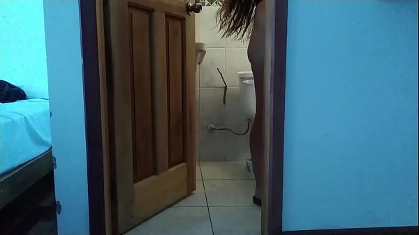 Play MP4 - La esposa de mi mejor amigo sale del ba&ntilde;o y se sienta en mi polla con su co&ntilde;o estrecho la muy puta&comma; Video real casero