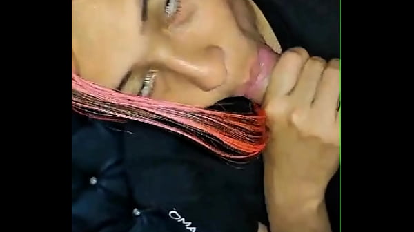 Madrastra atrapada debajo del sof&aacute; &iexcl;el hijastro recibe un rapidito y caliente creampie casero real 