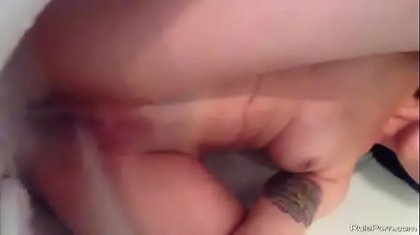 Hornygirl fingers her pussy_and squirts cum