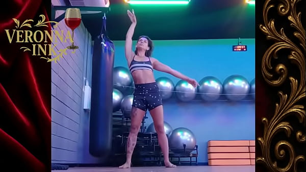 Alongamento solo sensual na academia 