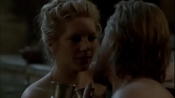 Hot Scene Of Bathing In Tub With King. thumbnail