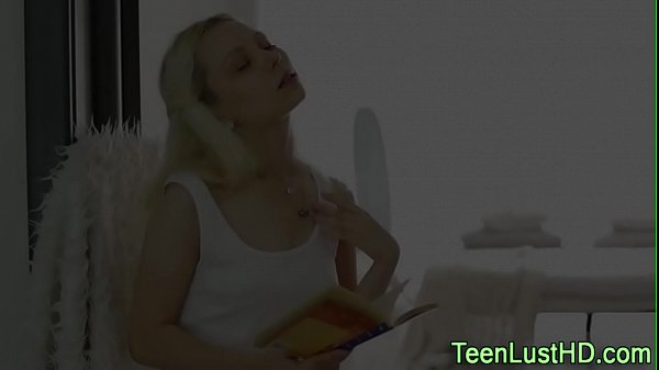 Nonton Cute Blonde Teen Facial thumbnail