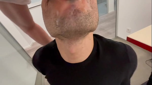 Me folla y me pre&ntilde;a en su oficina. PARTE 2 