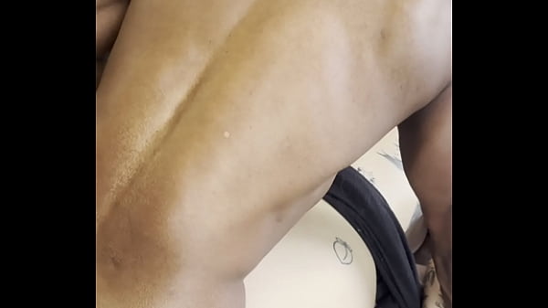 Neg&atilde;o me fodeu gostoso enquanto o corninho s&oacute; filmava 