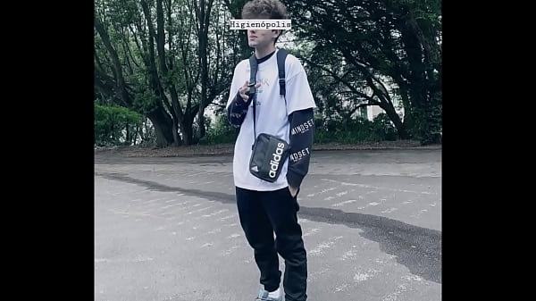 NOVINHO GOSTOSO COM VOZ COOL GOZANDO NA CARA DA GALERA DE HIGIEN&Oacute_POLIS