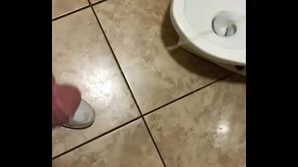 Play MP4 - Pissing at the mall