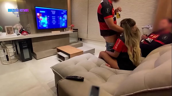 No Meio Do Jogo O Amigo Do Corno J&aacute; Estava De Pau Duro Doido Para Me Fuder... thumbnail