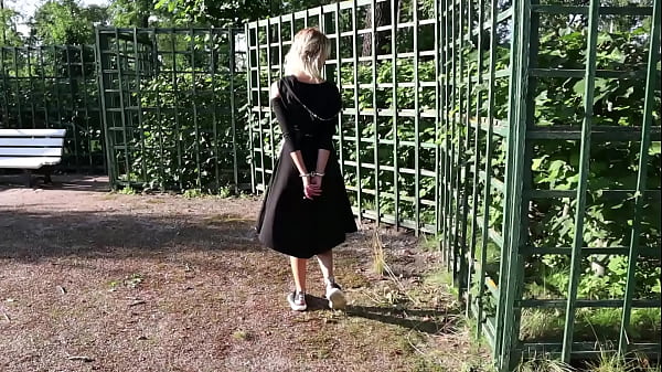 Софи. Прогулка в браслетах по парку с фонтанами thumbnail