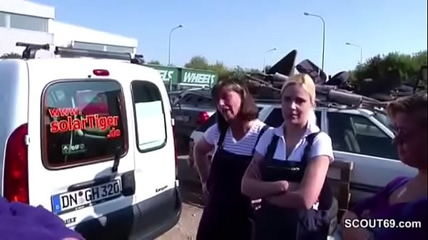 Auch Muttiwill Gefickt werden undtreibtsmit 2 Fremden