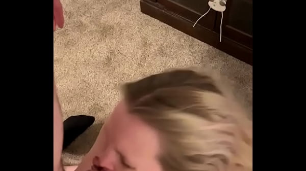 Play MP4 - Blonde amateur sucking dick