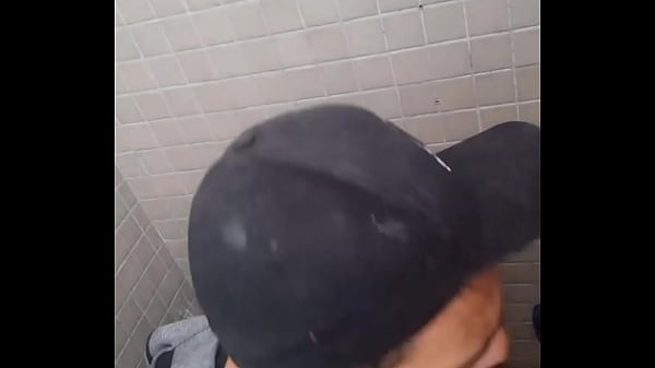 Sexo Oral Gay Banheiro Rodoviaria, Macho Mamou O Trabalhador At&eacute; Ejacular De Tanto Prazer Aquele Cheiro De Homem. thumbnail