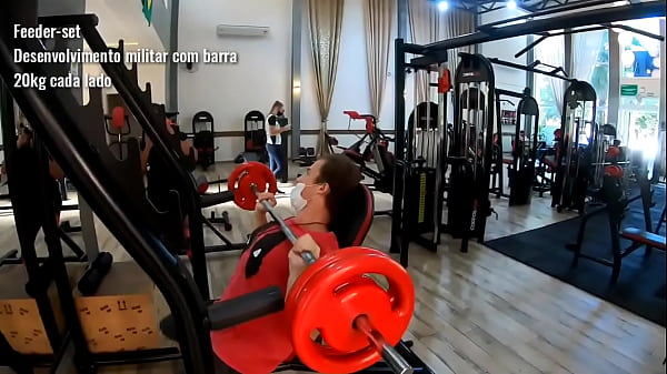 treinamento do peitoral e do deltoide completo na academia 