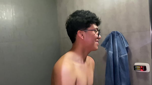 ME DA UN MASAJE PARA LUEGO COMERSE MI VERGA CON SU CULO 