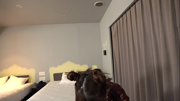 Play MP4 - 150cm貧乳口リ体型の看板娘を店外同伴させてホテルに連れ込み密会SEX！小さな身体に巨根を挿入されて、ガンガン突かれる感じがたまらなくエロい！〆にお店のチャイナ服着せて特濃交尾！