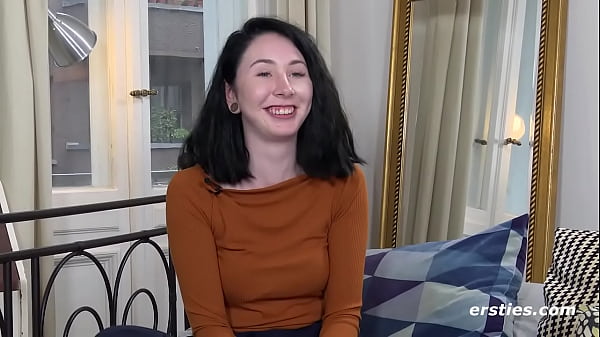 Ersties Studentin Joana masturbiert mit ihren_Lieblingsspielzeugen