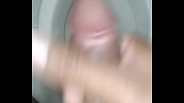 Negao ponhetando no banheiro