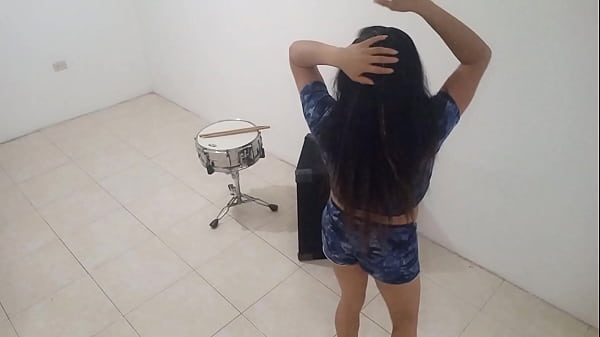 Nonton La Profesora De Musica Me Esta Ense&ntilde;ando A Interpretar El Tambor!! Luego De Varios Intentos Comence A Ponerle Ritmo Al Tambor, Luego Ella Comenzo A Bailar Sexy Y Finalmente Terminamos Follando thumbnail