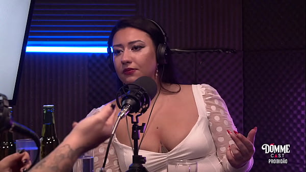 Podcast victoria dias entrevista agatha ludovino em um proibid&atilde;o com brinquedos enormes para ela escolher