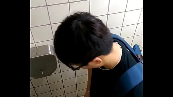 spying at the MRT restroom 