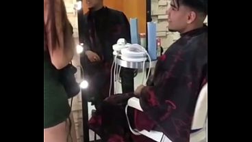 Mi Vecino De La Barberia Siempre Pasa A Cortarse El Cabelo Y Termina Metiendome El Pene Hasta Que Me Deja Escurriendo De Todo Su Semen Y Me Deja Bien Abierta Analmente Despues De Toda La Sesion Sexual thumbnail