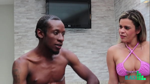 Play MP4 - Mulher madura chama encanador neg&atilde;o para arrumar banheira&comma; e acaba dando c&uacute;  para pagar a divida&period; &lpar; Completo no xvideos red &rpar;