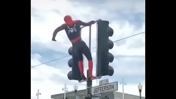HOMEM ARANHA REBOLANDO GOSTOSO NO SINAL