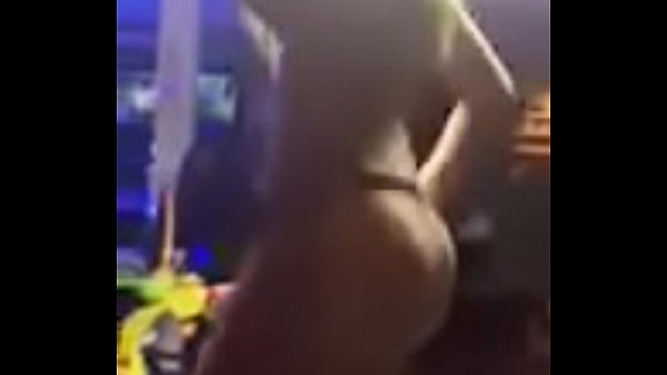 Nonton Quick Birthday Twerk thumbnail