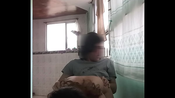 chica super caliente follada en la silla, mientras le brincan las tetasde lado alado