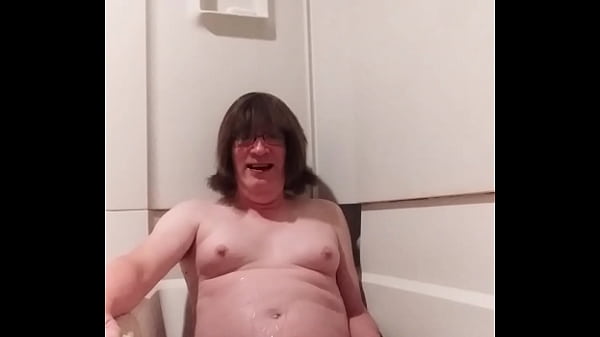 Solo pissing in tub 
