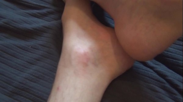 Play MP4 - NicoExhib montre ses pieds nus et sexy