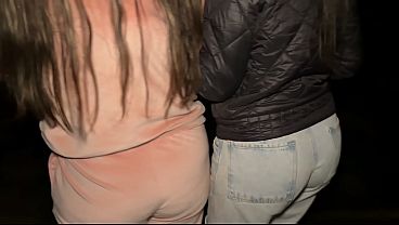 A putinha safada da BOCETINHA rosinha, Daniela Baker, levou sua amiguinha putinha Kylie para FODER GOSTOSO com v&aacute_rios COMEDORES no estacionamento do MAC DONALDS - COMPLETO NO RED