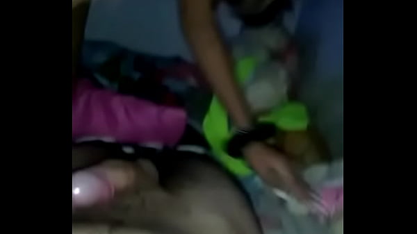 Por el culo a mi primita mientras mis tios 