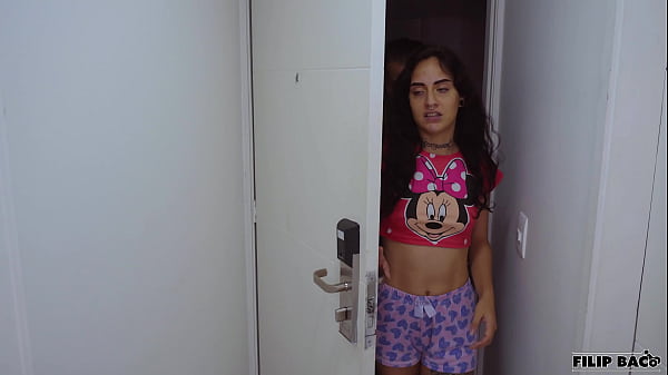 Follamos frente a mi hermanastra adicta al telefono hasta que nos preste atencion 