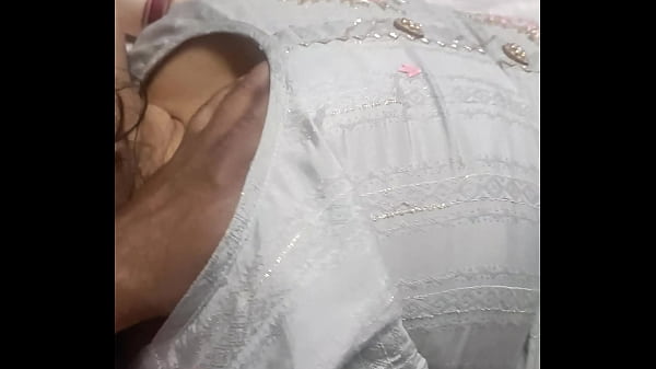 बड़े स्तन पूर्ण रोमांस दबाने युवा भारतीय बेब thumbnail