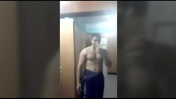 Macho excitado depois de malhar 