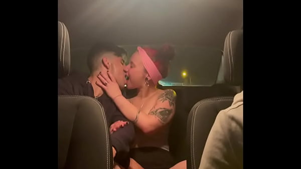 amigos follando en un taxial regresar de fiesta_camara oculta amateur