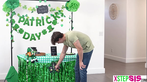 Play MP4 - Kissing booth practise with tiny teen stepsister Della Cate