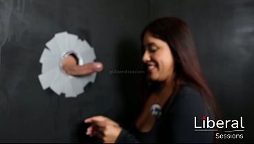 La mujer del esposo cornudo mamando verga frente a el 