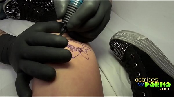 Follando mientras la tatuan 