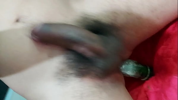 Me masturbo con el pepino 